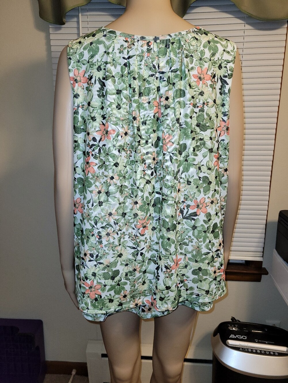 Emaline Sleeveless Green Floral Keyhole Women's Top. - Picture 5 of 6
